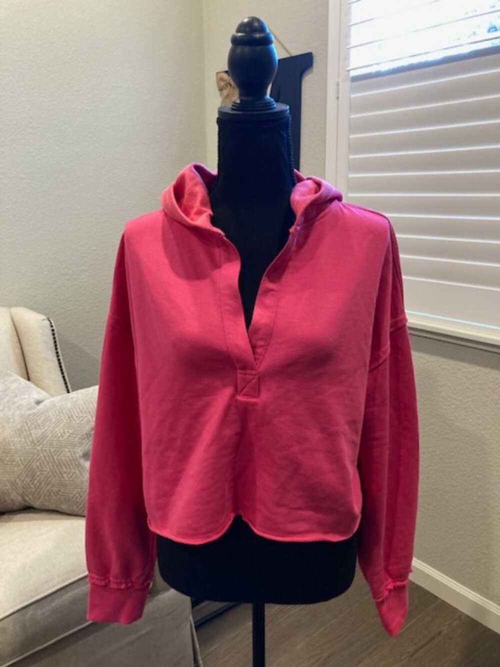 Cropped Hooded Sweatshirt in Fushia